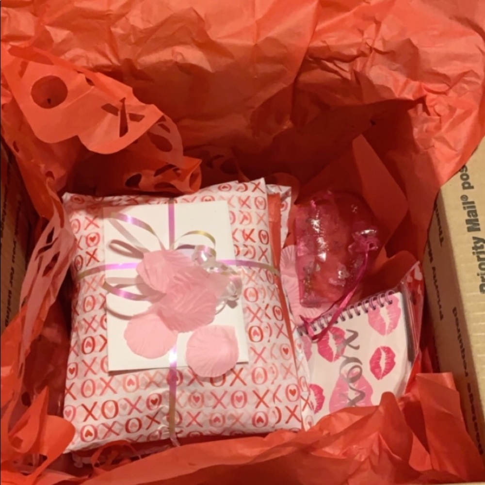 How I wrap up your items 💖 - Picture 10 of 16